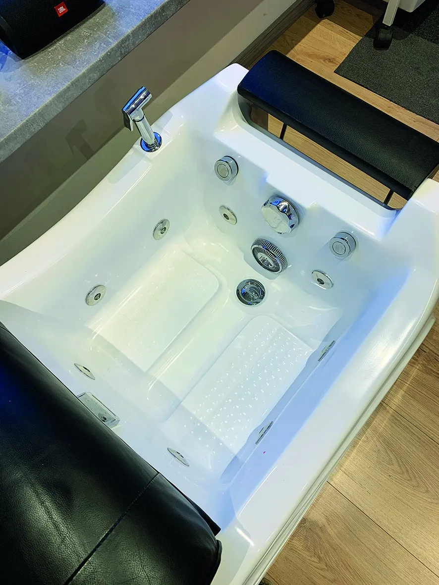 Het bubbelbad van de spa pedicurestoel