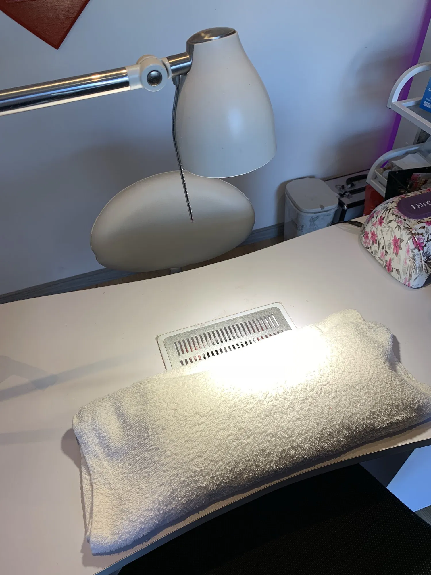 Verlichte armsteun op de werktafel voor manicure en nagelstyling