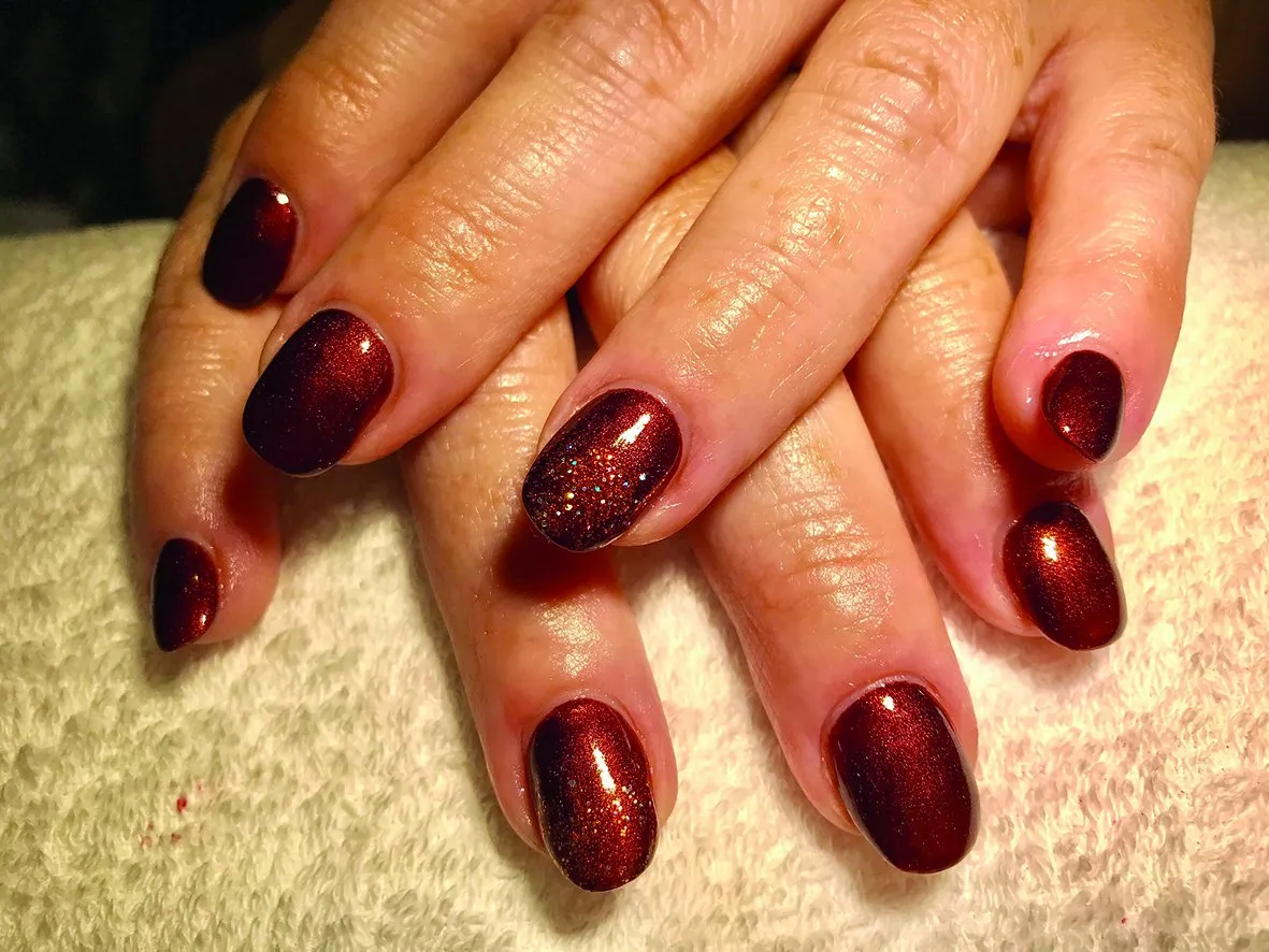 Donkerrode amandelnagels met glitter