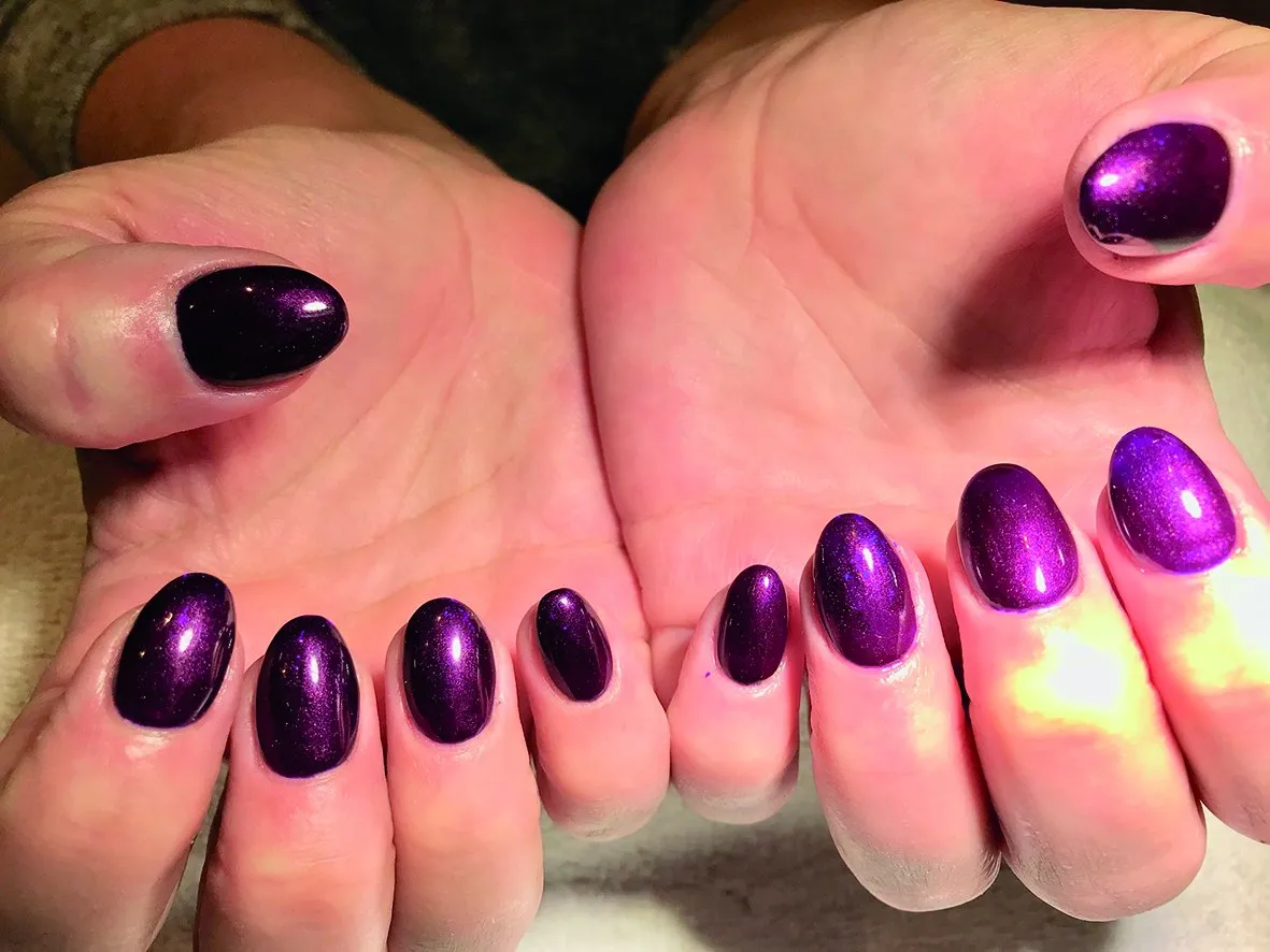 Paarse metallic nagels