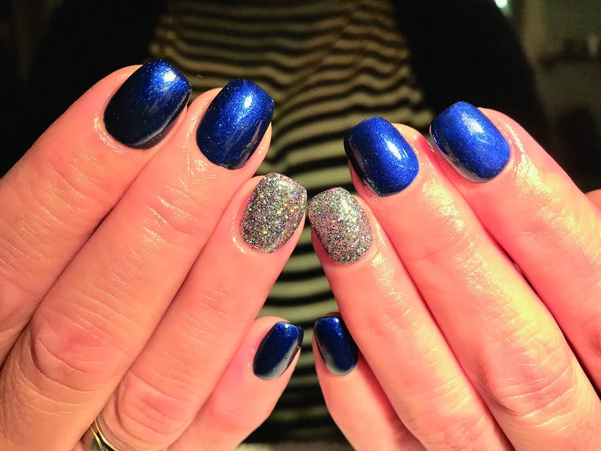 Kobaltblauwe nagels met zilveren glitter