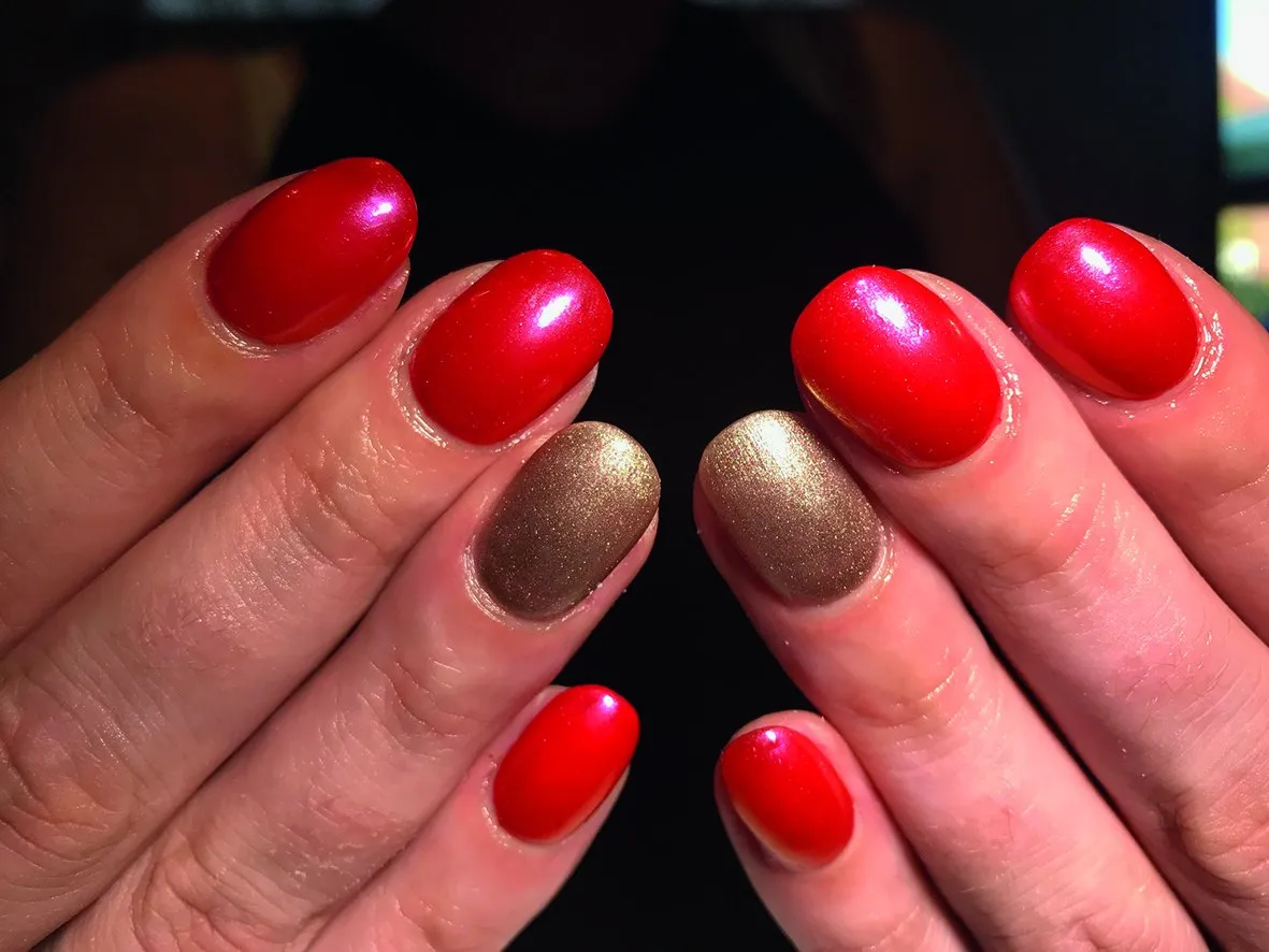 Rode nagels met een gouden accentnagel