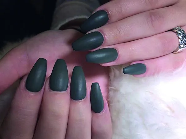 Matte donkergrijze coffin nagels