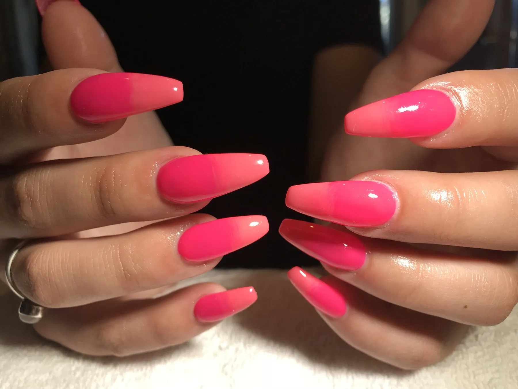 Roze coffin nagels met overloop