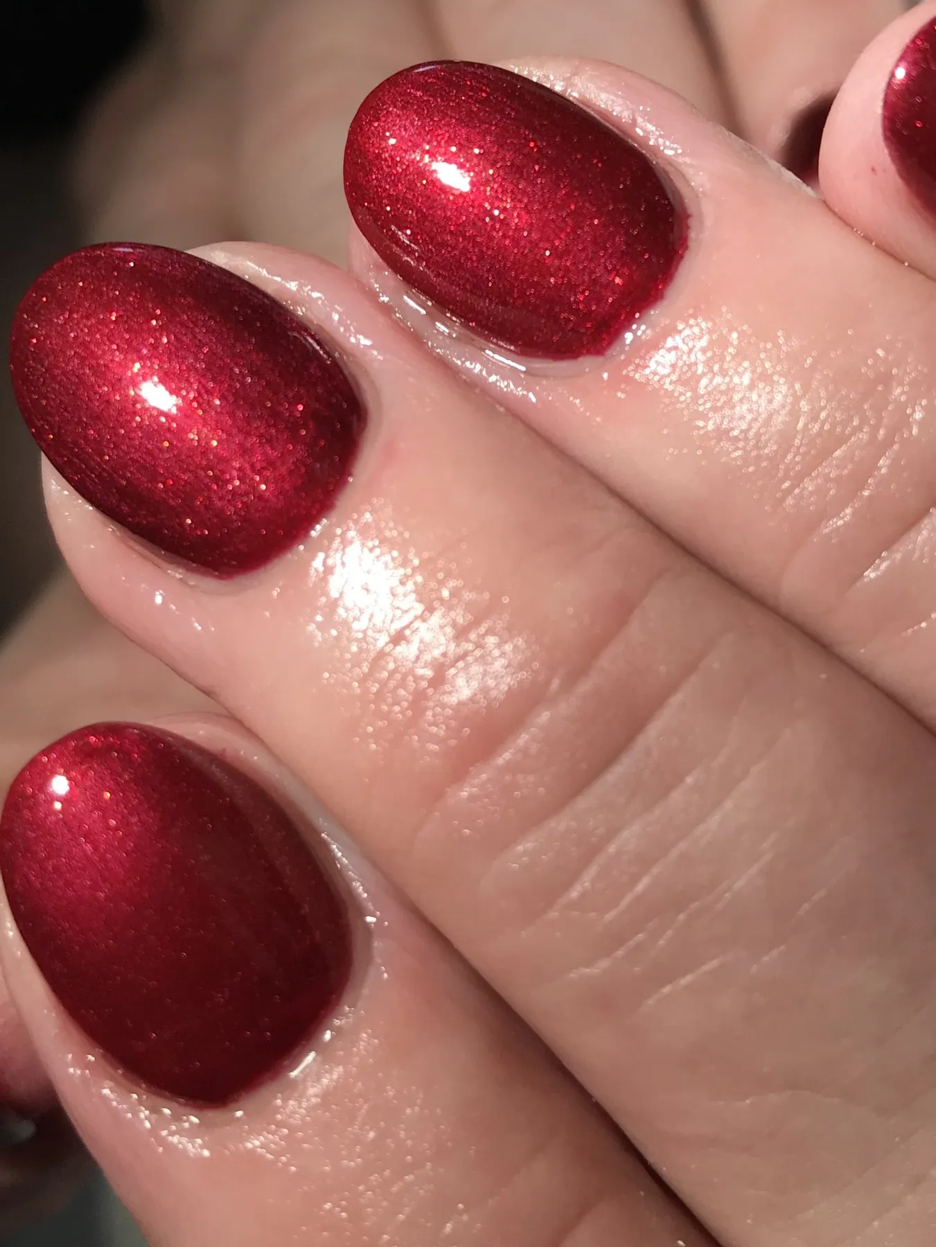 Close-up van rode glittergellak