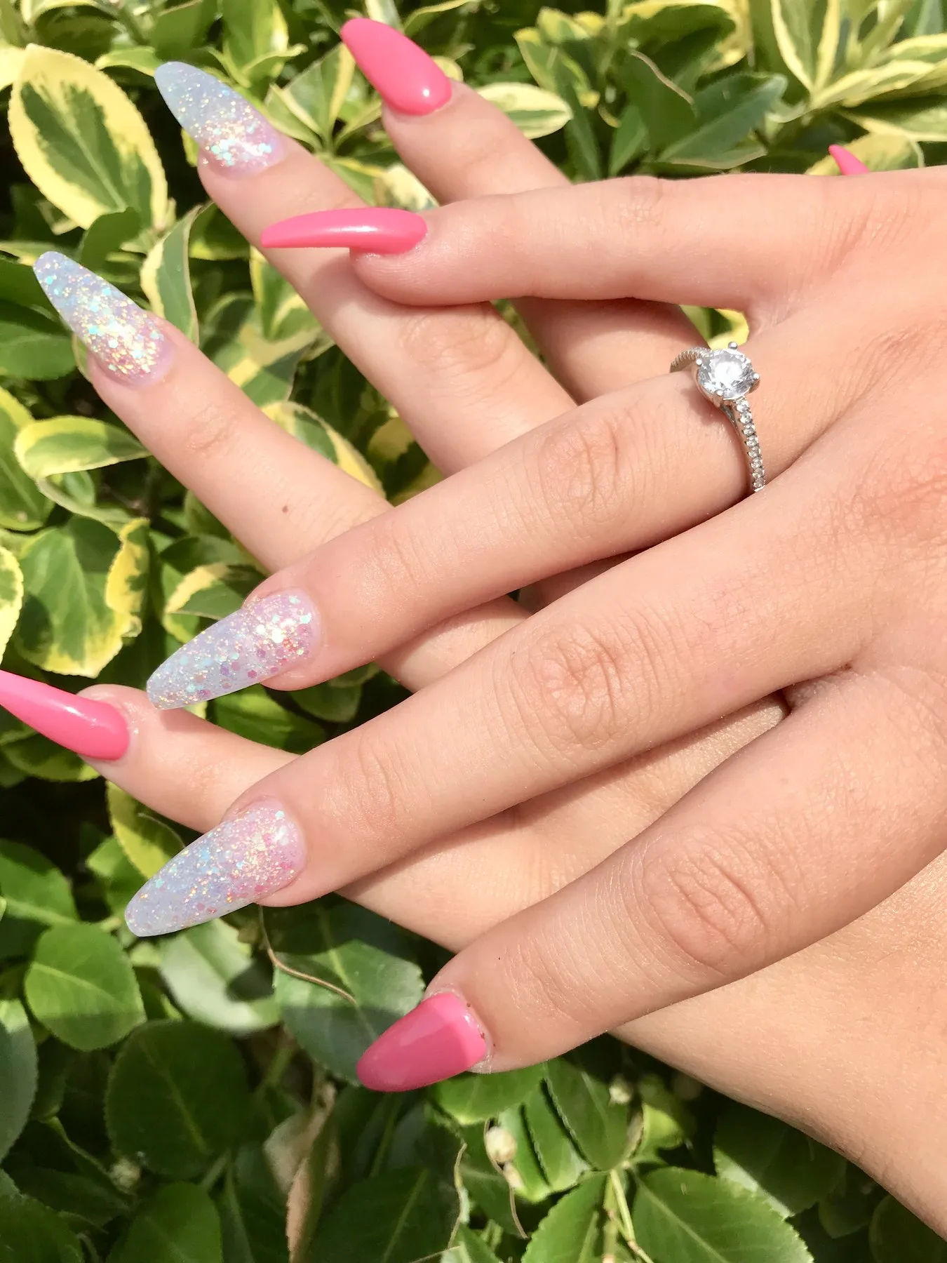 Glitterombre met roze punten, tussen het groen