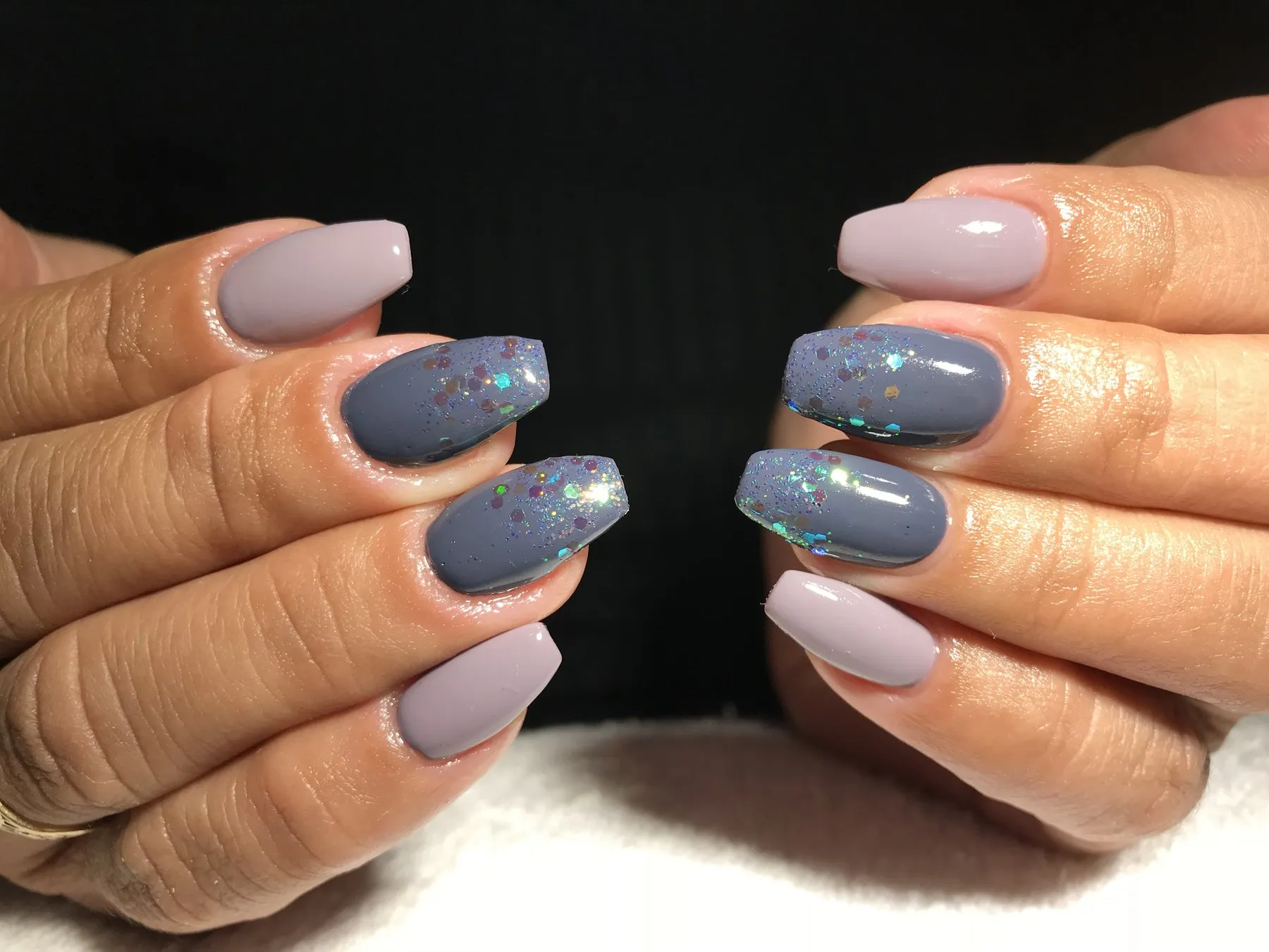Grijze en lila nagels met glitteraccent