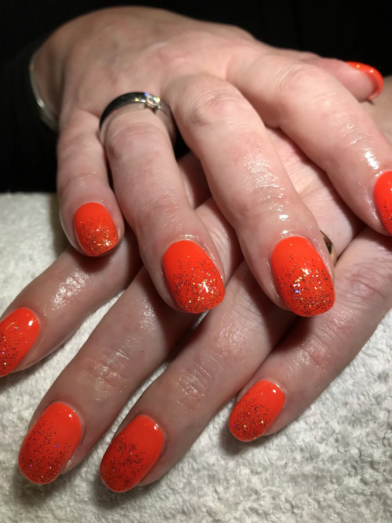 Oranje nagels met glitter