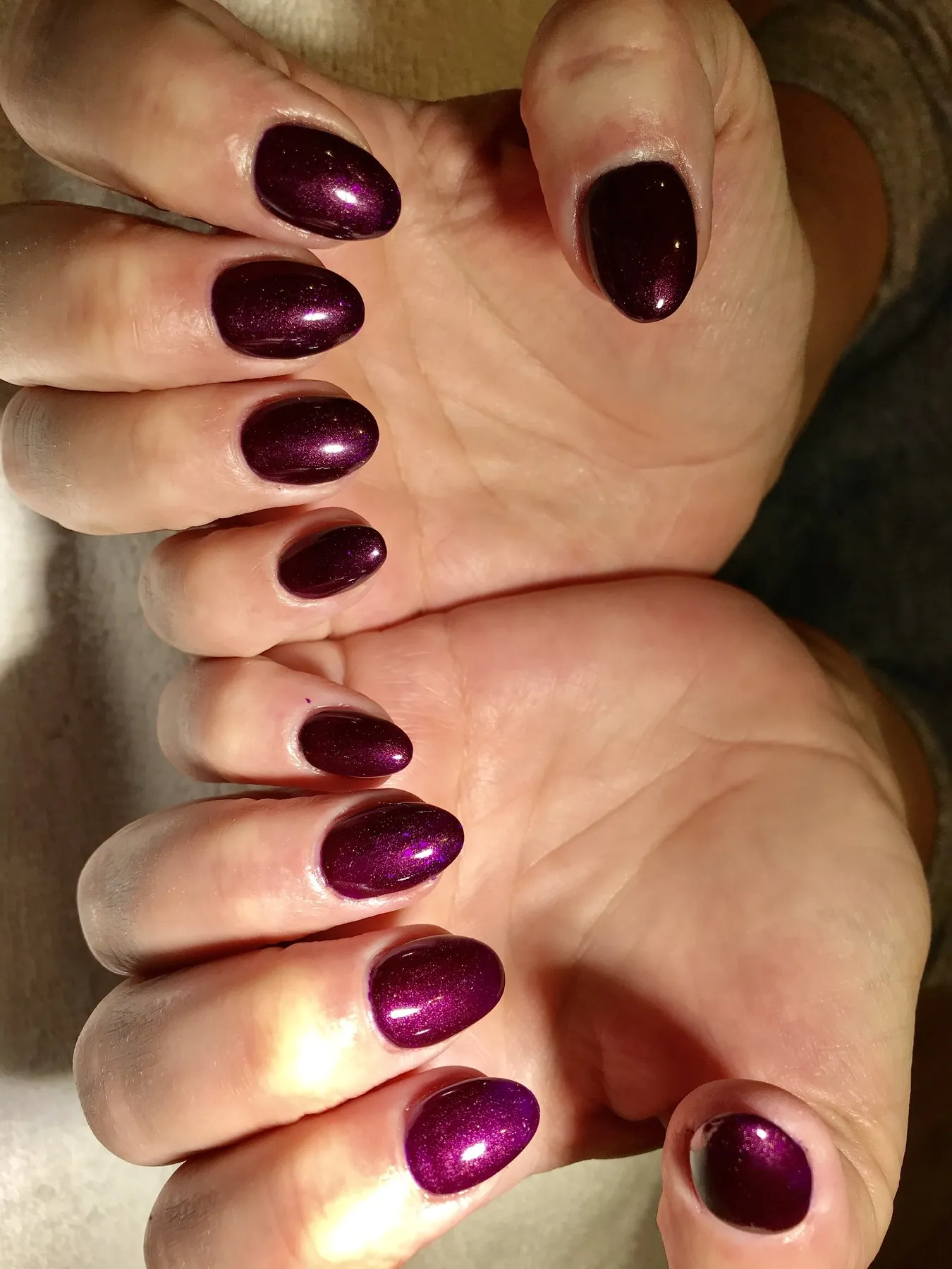 Pruimkleurige metallic nagels