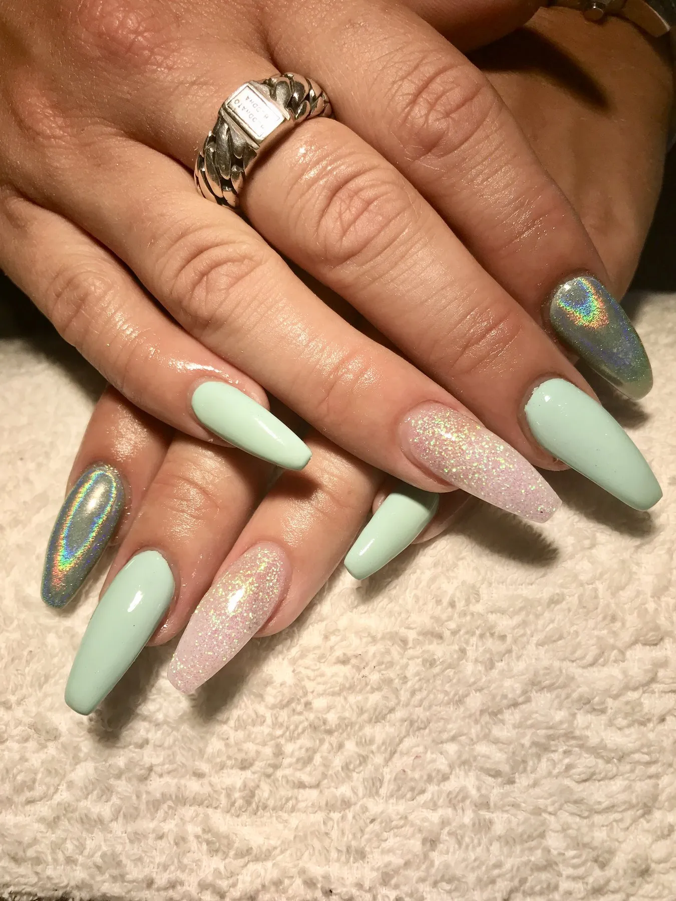 Mintgroen met een holografisch accent